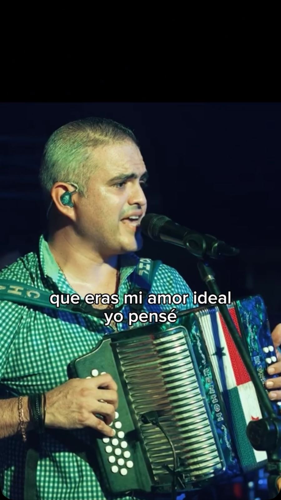 Portada del video oficial de A un trago de olvidarte