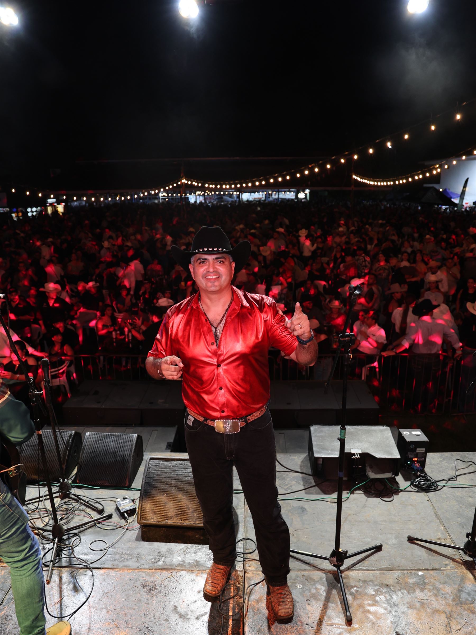 Jhonathan Chávez en tarima frente al público del Wild West Zona Brava, Feria de David, agosto 2026